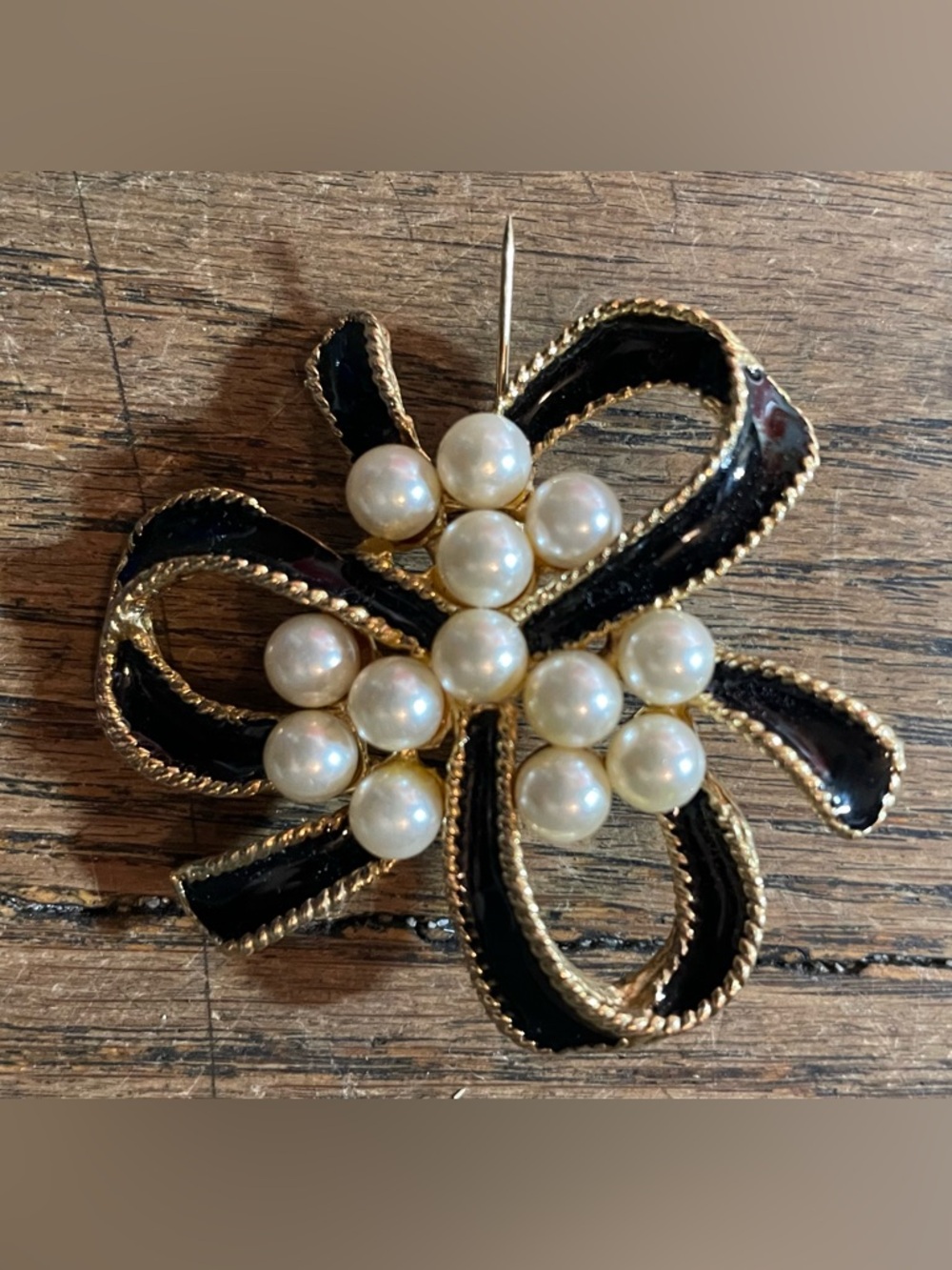 80s Classic Faux Pearl Cluster Bow Brooch in Black and Gold